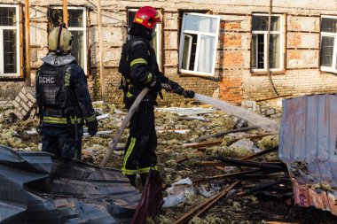 Kharkiv, Ukrayna, 11 Temmuz 2025. Hasarlı binanın yakınına park edilmiş itfaiye araçları Rus Şaban İHA 'ları tarafından vuruldu. Hasar çok fazlaydı, birkaç apartman yanarken, çok sayıda pencere kırıldı.