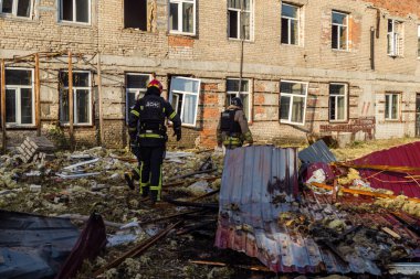 Kharkiv, Ukrayna, 11 Temmuz 2025. Hasarlı binanın yakınına park edilmiş itfaiye araçları Rus Şaban İHA 'ları tarafından vuruldu. Hasar çok fazlaydı, birkaç apartman yanarken, çok sayıda pencere kırıldı.