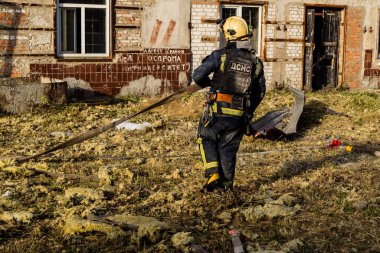 Kharkiv, Ukrayna, 11 Temmuz 2025. Hasarlı binanın yakınına park edilmiş itfaiye araçları Rus Şaban İHA 'ları tarafından vuruldu. Hasar çok fazlaydı, birkaç apartman yanarken, çok sayıda pencere kırıldı.