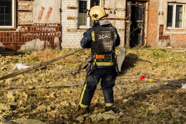 Kharkiv, Ukrayna, 11 Temmuz 2025. Hasarlı binanın yakınına park edilmiş itfaiye araçları Rus Şaban İHA 'ları tarafından vuruldu. Hasar çok fazlaydı, birkaç apartman yanarken, çok sayıda pencere kırıldı.