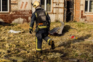 Kharkiv, Ukrayna, 11 Temmuz 2025. Hasarlı binanın yakınına park edilmiş itfaiye araçları Rus Şaban İHA 'ları tarafından vuruldu. Hasar çok fazlaydı, birkaç apartman yanarken, çok sayıda pencere kırıldı.
