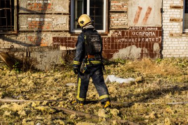 Kharkiv, Ukrayna, 11 Temmuz 2025. Hasarlı binanın yakınına park edilmiş itfaiye araçları Rus Şaban İHA 'ları tarafından vuruldu. Hasar çok fazlaydı, birkaç apartman yanarken, çok sayıda pencere kırıldı.
