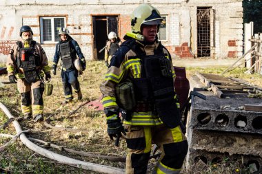 Kharkiv, Ukrayna, 11 Temmuz 2025. Hasarlı binanın yakınına park edilmiş itfaiye araçları Rus Şaban İHA 'ları tarafından vuruldu. Hasar çok fazlaydı, birkaç apartman yanarken, çok sayıda pencere kırıldı.