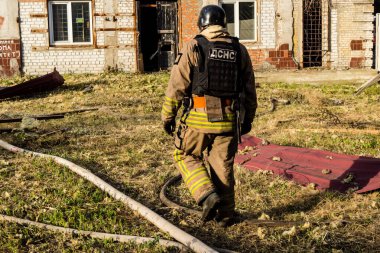 Kharkiv, Ukrayna, 11 Temmuz 2025. Hasarlı binanın yakınına park edilmiş itfaiye araçları Rus Şaban İHA 'ları tarafından vuruldu. Hasar çok fazlaydı, birkaç apartman yanarken, çok sayıda pencere kırıldı.