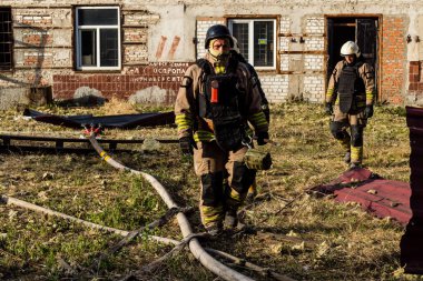 Kharkiv, Ukrayna, 11 Temmuz 2025. Hasarlı binanın yakınına park edilmiş itfaiye araçları Rus Şaban İHA 'ları tarafından vuruldu. Hasar çok fazlaydı, birkaç apartman yanarken, çok sayıda pencere kırıldı.