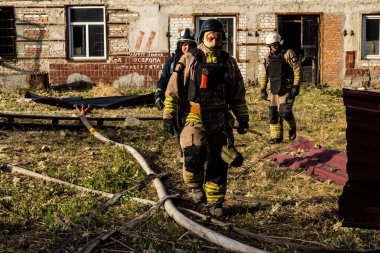 Kharkiv, Ukrayna, 11 Temmuz 2025. Hasarlı binanın yakınına park edilmiş itfaiye araçları Rus Şaban İHA 'ları tarafından vuruldu. Hasar çok fazlaydı, birkaç apartman yanarken, çok sayıda pencere kırıldı.