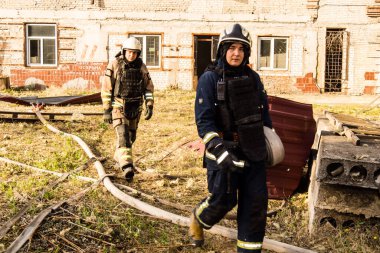 Kharkiv, Ukrayna, 11 Temmuz 2025. Hasarlı binanın yakınına park edilmiş itfaiye araçları Rus Şaban İHA 'ları tarafından vuruldu. Hasar çok fazlaydı, birkaç apartman yanarken, çok sayıda pencere kırıldı.