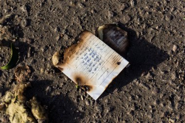 Kharkiv, Ukrayna, 11 Temmuz 2025 Kharkiv şehir merkezine Rus Şaban İHA 'ları saldırdı. Sokaklar tamamen harap oldu. Yanan binalar ve yıkılan çok sayıda camla hasar büyük