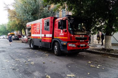Kharkiv, Ukrayna, 11 Temmuz 2025. Hasarlı binanın yakınına park edilmiş itfaiye araçları Rus Şaban İHA 'ları tarafından vuruldu. Hasar çok fazlaydı, birkaç apartman yanarken, çok sayıda pencere kırıldı.