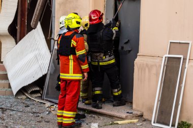 Kharkiv, Ukrayna, 11 Temmuz 2025. Hasarlı binanın yakınına park edilmiş itfaiye araçları Rus Şaban İHA 'ları tarafından vuruldu. Hasar çok fazlaydı, birkaç apartman yanarken, çok sayıda pencere kırıldı.