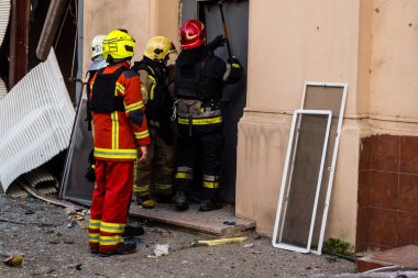 Kharkiv, Ukrayna, 11 Temmuz 2025. Hasarlı binanın yakınına park edilmiş itfaiye araçları Rus Şaban İHA 'ları tarafından vuruldu. Hasar çok fazlaydı, birkaç apartman yanarken, çok sayıda pencere kırıldı.