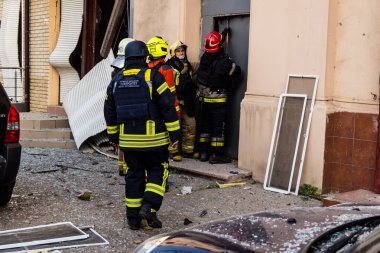 Kharkiv, Ukrayna, 11 Temmuz 2025. Hasarlı binanın yakınına park edilmiş itfaiye araçları Rus Şaban İHA 'ları tarafından vuruldu. Hasar çok fazlaydı, birkaç apartman yanarken, çok sayıda pencere kırıldı.