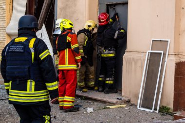 Kharkiv, Ukrayna, 11 Temmuz 2025. Hasarlı binanın yakınına park edilmiş itfaiye araçları Rus Şaban İHA 'ları tarafından vuruldu. Hasar çok fazlaydı, birkaç apartman yanarken, çok sayıda pencere kırıldı.