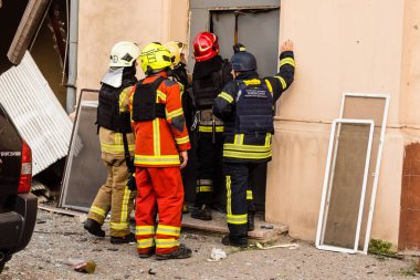 Kharkiv, Ukrayna, 11 Temmuz 2025. Hasarlı binanın yakınına park edilmiş itfaiye araçları Rus Şaban İHA 'ları tarafından vuruldu. Hasar çok fazlaydı, birkaç apartman yanarken, çok sayıda pencere kırıldı.