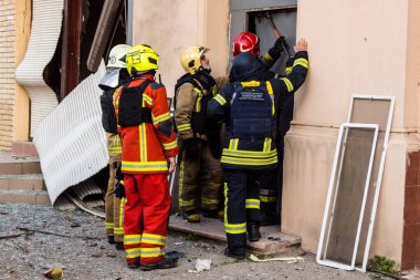 Kharkiv, Ukrayna, 11 Temmuz 2025. Hasarlı binanın yakınına park edilmiş itfaiye araçları Rus Şaban İHA 'ları tarafından vuruldu. Hasar çok fazlaydı, birkaç apartman yanarken, çok sayıda pencere kırıldı.