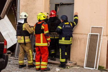 Kharkiv, Ukrayna, 11 Temmuz 2025. Hasarlı binanın yakınına park edilmiş itfaiye araçları Rus Şaban İHA 'ları tarafından vuruldu. Hasar çok fazlaydı, birkaç apartman yanarken, çok sayıda pencere kırıldı.