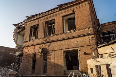 Kharkiv, Ukrayna, 11 Temmuz 2025 'te Rus Şaban İHA' ları tarafından vurulan Kharkiv şehir merkezine yapılan saldırıya İtfaiyeciler yanıt veriyor. Sokak tamamen harap oldu..