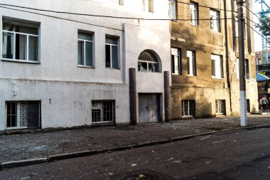 Kharkiv, Ukrayna, 11 Temmuz 2025 Kharkiv şehir merkezine Rus Şaban İHA 'ları saldırdı. Sokaklar tamamen harap oldu. Yanan binalar ve yıkılan çok sayıda camla hasar büyük