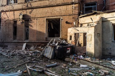 Kharkiv, Ukrayna, 11 Temmuz 2025 Kharkiv şehir merkezine Rus Şaban İHA 'ları saldırdı. Sokaklar tamamen harap oldu. Yanan binalar ve yıkılan çok sayıda camla hasar büyük