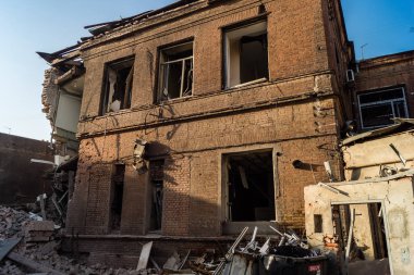 Kharkiv, Ukrayna, 11 Temmuz 2025 'te Rus Şaban İHA' ları tarafından vurulan Kharkiv şehir merkezine yapılan saldırıya İtfaiyeciler yanıt veriyor. Sokak tamamen harap oldu..