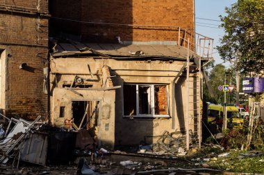 Kharkiv, Ukrayna, 11 Temmuz 2025 'te Rus Şaban İHA' ları tarafından vurulan Kharkiv şehir merkezine yapılan saldırıya İtfaiyeciler yanıt veriyor. Sokak tamamen harap oldu..