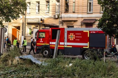 Kharkiv, Ukrayna, 11 Temmuz 2025. Hasarlı binanın yakınına park edilmiş itfaiye araçları Rus Şaban İHA 'ları tarafından vuruldu. Hasar çok fazlaydı, birkaç apartman yanarken, çok sayıda pencere kırıldı.