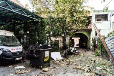 Kharkiv, Ukrayna, 11 Temmuz 2025 Kharkiv şehir merkezine Rus Şaban İHA 'ları saldırdı. Sokaklar tamamen harap oldu. Yanan binalar ve yıkılan çok sayıda camla hasar büyük