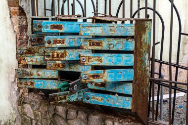 Kharkiv, Ukrayna, 11 Temmuz 2025 'te Rus Şaban İHA' ları tarafından vurulan Kharkiv şehir merkezine yapılan saldırıya İtfaiyeciler yanıt veriyor. Sokak tamamen harap oldu..