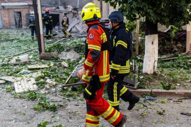 Kharkiv, Ukrayna, 11 Temmuz 2025. Hasarlı binanın yakınına park edilmiş itfaiye araçları Rus Şaban İHA 'ları tarafından vuruldu. Hasar çok fazlaydı, birkaç apartman yanarken, çok sayıda pencere kırıldı.