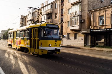 Kharkiv, Ukrayna, 11 Temmuz 2025 tramvayı hasarlı bir binanın yanından geçiyor. Hasar büyük, çok sayıda bina yandı ve birçok pencere yıkıldı.