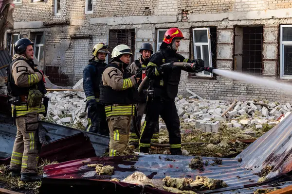 Kharkiv, Ukrayna, 11 Temmuz 2025. Hasarlı binanın yakınına park edilmiş itfaiye araçları Rus Şaban İHA 'ları tarafından vuruldu. Hasar çok fazlaydı, birkaç apartman yanarken, çok sayıda pencere kırıldı.