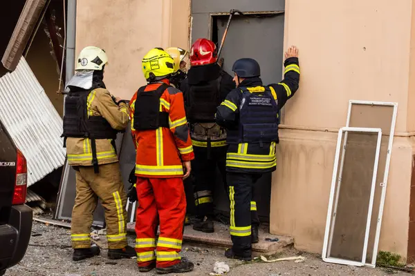 Kharkiv, Ukrayna, 11 Temmuz 2025. Hasarlı binanın yakınına park edilmiş itfaiye araçları Rus Şaban İHA 'ları tarafından vuruldu. Hasar çok fazlaydı, birkaç apartman yanarken, çok sayıda pencere kırıldı.