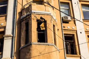 Kharkiv, Ukrayna, 11 Temmuz 2025 'te Rus Şaban İHA' ları tarafından vurulan Kharkiv şehir merkezine yapılan saldırıya İtfaiyeciler yanıt veriyor. Sokak tamamen harap oldu..