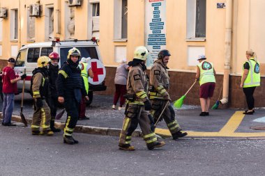Kharkiv, Ukrayna, 11 Temmuz 2025. Hasarlı binanın yakınına park edilmiş itfaiye araçları Rus Şaban İHA 'ları tarafından vuruldu. Hasar çok fazlaydı, birkaç apartman yanarken, çok sayıda pencere kırıldı.