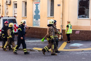 Kharkiv, Ukrayna, 11 Temmuz 2025. Hasarlı binanın yakınına park edilmiş itfaiye araçları Rus Şaban İHA 'ları tarafından vuruldu. Hasar çok fazlaydı, birkaç apartman yanarken, çok sayıda pencere kırıldı.