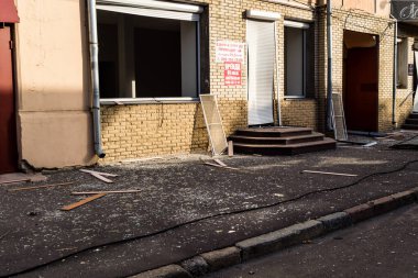 Kharkiv, Ukrayna, 11 Temmuz 2025 Kharkiv şehir merkezine Rus Şaban İHA 'ları saldırdı. Sokaklar tamamen harap oldu. Yanan binalar ve yıkılan çok sayıda camla hasar büyük