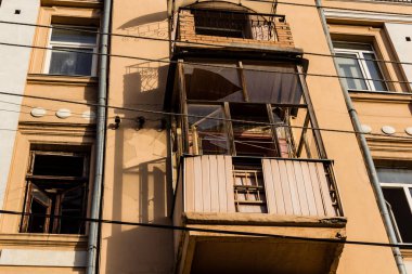 Kharkiv, Ukrayna, 11 Temmuz 2025 'te Rus Şaban İHA' ları tarafından vurulan Kharkiv şehir merkezine yapılan saldırıya İtfaiyeciler yanıt veriyor. Sokak tamamen harap oldu..