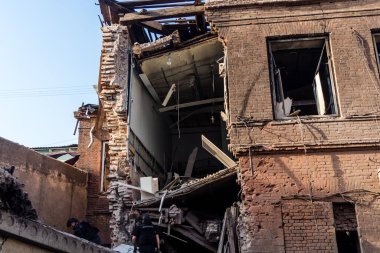 Kharkiv, Ukrayna, 11 Temmuz 2025 'te Rus Şaban İHA' ları tarafından vurulan Kharkiv şehir merkezine yapılan saldırıya İtfaiyeciler yanıt veriyor. Sokak tamamen harap oldu..