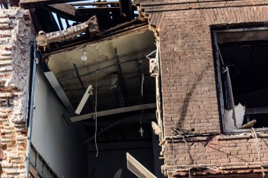 Kharkiv, Ukrayna, 11 Temmuz 2025 'te Rus Şaban İHA' ları tarafından vurulan Kharkiv şehir merkezine yapılan saldırıya İtfaiyeciler yanıt veriyor. Sokak tamamen harap oldu..