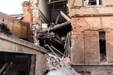 Kharkiv, Ukrayna, 11 Temmuz 2025 'te Rus Şaban İHA' ları tarafından vurulan Kharkiv şehir merkezine yapılan saldırıya İtfaiyeciler yanıt veriyor. Sokak tamamen harap oldu..