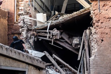 Kharkiv, Ukrayna, 11 Temmuz 2025 'te Rus Şaban İHA' ları tarafından vurulan Kharkiv şehir merkezine yapılan saldırıya İtfaiyeciler yanıt veriyor. Sokak tamamen harap oldu..