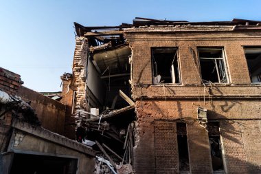 Kharkiv, Ukrayna, 11 Temmuz 2025 'te Rus Şaban İHA' ları tarafından vurulan Kharkiv şehir merkezine yapılan saldırıya İtfaiyeciler yanıt veriyor. Sokak tamamen harap oldu..