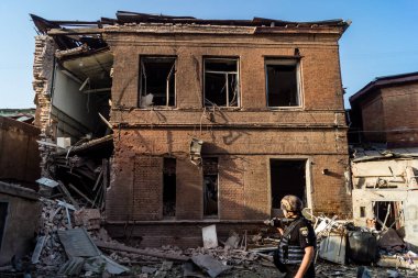 Kharkiv, Ukrayna, 11 Temmuz 2025 Savaş Suçları Savcısı Rus Şaban İHA 'larının saldırısına uğrayan Harkiv şehir merkezine yapılan saldırıdan sonra kanıt topluyor. Sokak tamamen harap olmuştu..