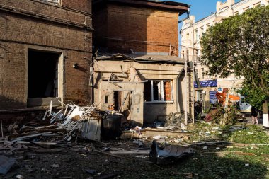 Kharkiv, Ukrayna, 11 Temmuz 2025 Kharkiv şehir merkezine Rus Şaban İHA 'ları saldırdı. Sokaklar tamamen harap oldu. Yanan binalar ve yıkılan çok sayıda camla hasar büyük