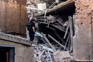 Kharkiv, Ukrayna, 11 Temmuz 2025 Savaş Suçları Savcısı Rus Şaban İHA 'larının saldırısına uğrayan Harkiv şehir merkezine yapılan saldırıdan sonra kanıt topluyor. Sokak tamamen harap olmuştu..