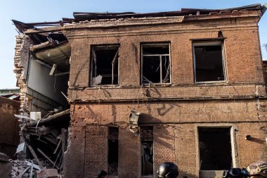 Kharkiv, Ukrayna, 11 Temmuz 2025 'te Rus Şaban İHA' ları tarafından vurulan Kharkiv şehir merkezine yapılan saldırıya İtfaiyeciler yanıt veriyor. Sokak tamamen harap oldu..