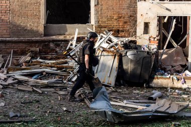 Kharkiv, Ukrayna, 11 Temmuz 2025 Savaş Suçları Savcısı Rus Şaban İHA 'larının saldırısına uğrayan Harkiv şehir merkezine yapılan saldırıdan sonra kanıt topluyor. Sokak tamamen harap olmuştu..