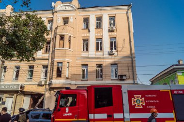 Kharkiv, Ukrayna, 11 Temmuz 2025. Hasarlı binanın yakınına park edilmiş itfaiye araçları Rus Şaban İHA 'ları tarafından vuruldu. Hasar çok fazlaydı, birkaç apartman yanarken, çok sayıda pencere kırıldı.