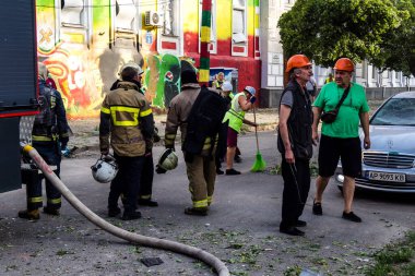 Kharkiv, Ukrayna, 11 Temmuz 2025. Hasarlı binanın yakınına park edilmiş itfaiye araçları Rus Şaban İHA 'ları tarafından vuruldu. Hasar çok fazlaydı, birkaç apartman yanarken, çok sayıda pencere kırıldı.