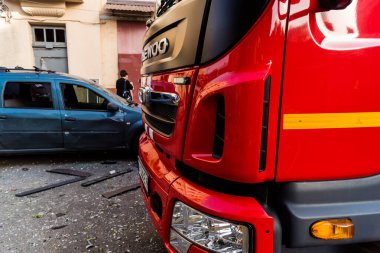 Kharkiv, Ukrayna, 11 Temmuz 2025. Hasarlı binanın yakınına park edilmiş itfaiye araçları Rus Şaban İHA 'ları tarafından vuruldu. Hasar çok fazlaydı, birkaç apartman yanarken, çok sayıda pencere kırıldı.